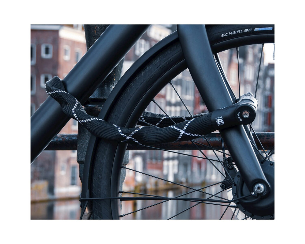 ABUS IVEN Chain 8210/110 zwart bevestigd aan een fiets