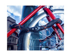 ABUS IVY Chain 9210/110 zwart met rode accenten bevestigd aan een fiets
