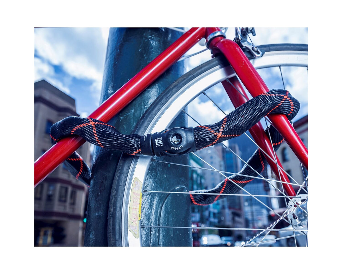 ABUS IVY Chain 9210/110 zwart met rode accenten bevestigd aan een fiets