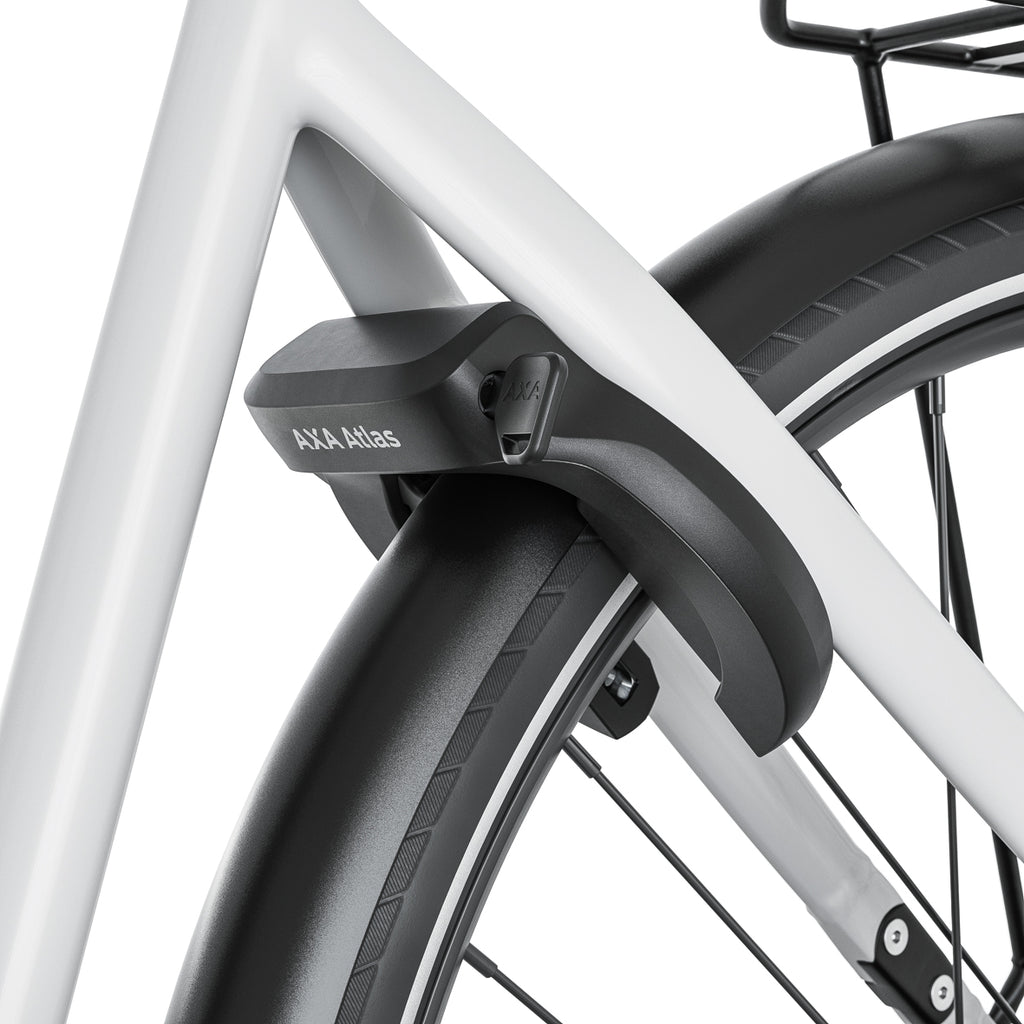 AXA Atlas zwart gemonteerd op een fiets; fiets niet inbegrepen