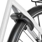 AXA Atlas zwart gemonteerd op een fiets; fiets niet inbegrepen